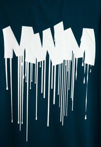 Tela verde azulado con texto blanco en negrita que presenta un efecto de pintura goteante, mostrando las letras "MWW" en diferentes alturas, creando una visual dinámica.