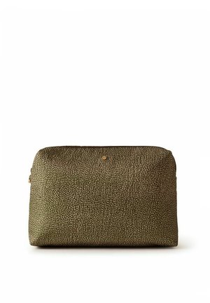 Rechteckige olivgrüne Kulturtasche mit kleinem beigem Kieselmuster und einem oberen Reißverschluss, vor weißem Hintergrund dargestellt.