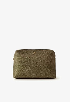 Rechteckige olivgrüne Kulturtasche mit kleinem beigem Kieselmuster und einem oberen Reißverschluss, vor weißem Hintergrund dargestellt.