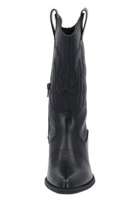 Bota de cowboy de piel negra con puntera afilada, costuras decorativas en el tubo y cremallera lateral para el cierre. Textura suave.