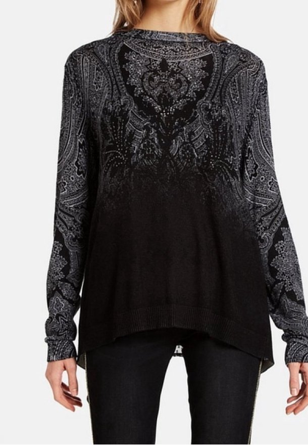 Schwarzer Pullover mit kompliziertem grauem Paisleymuster, langen Ärmeln, rundem Ausschnitt und geribtem Saum. Weicher Stoff mit einem verlaufenden Design.