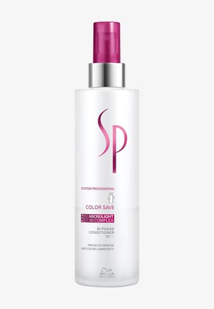 Bottiglia spray bianca del balsamo bifasico Wella Professionals SP Color Save con tappo rosa e dettagli del prodotto sull'etichetta frontale.