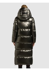 Gara, tumši pelēka pūpera jaka ar augstu apkakli, horizontālu šuvumu un redzamu logo uz muguras. Veidota ar kapuci un pilna garuma piedurknēm.