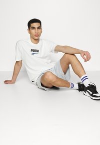 Puma DOWNTOWN LOGO TEE - T-shirt imprimé - white