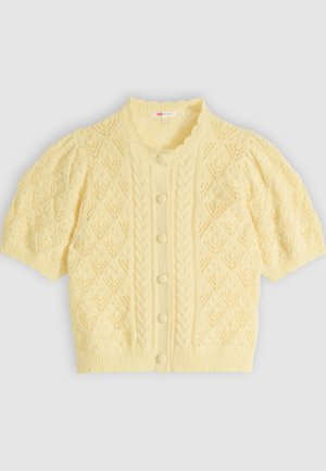 Cardigan tricoté jaune pâle à manches courtes avec motifs torsadés et losanges, col rond et boutons recouverts de tissu sur le devant.