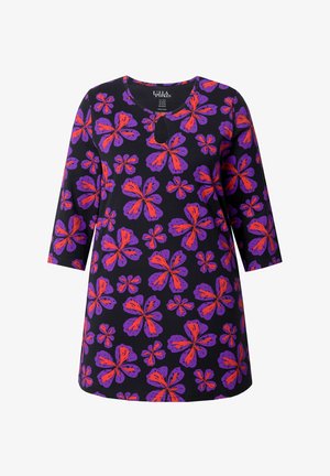 Zwarte tuniek met driekwart mouwen, met een levendige vlinderprint in paarse en rode tinten, en een ronde halslijn met een sleufdetail.