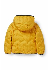 Doudoune jaune avec capuche, présentant une texture matelassée et des poignets élastiqués. Une bande noire au niveau de l'ourlet comprend le texte "NEW LIMITS NYC".