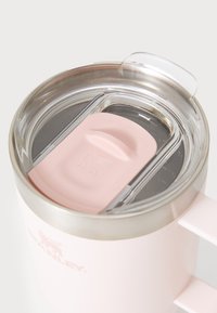 Τι tumbler από ανοξείδωτο ατσάλι με απαλό ροζ υφή εξωτερικά, διαφανές καπάκι από πλαστικό και ροζ σιλικόνη διαφάνεια για να πίνετε. Χαραγμένο λογότυπο.