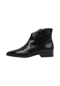 Botas de tobillo de cuero negro con punta afilada y diseño minimalista. Cuentan con un tacón bajo y una textura suave y pulida.