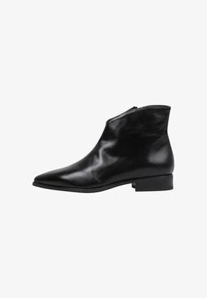 Botas de tobillo de cuero negro con punta afilada y diseño minimalista. Cuentan con un tacón bajo y una textura suave y pulida.