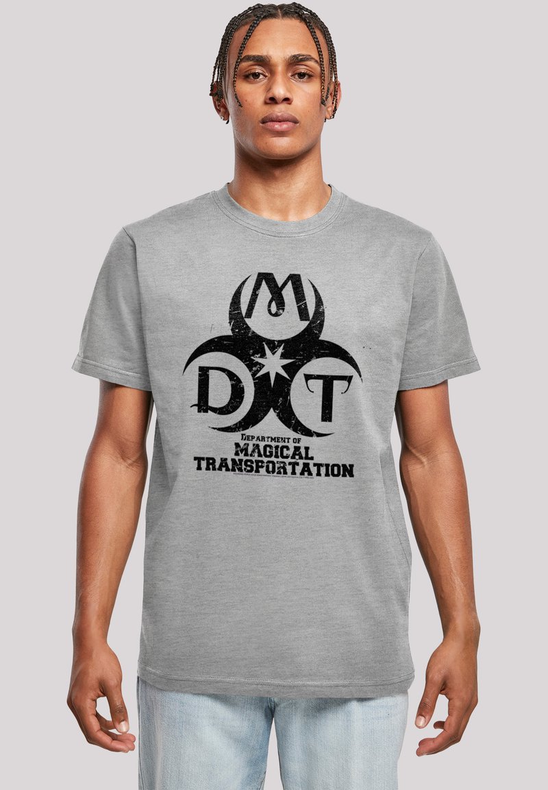Grå bomullst-skjorte med et slitt svart grafisk logo som leser "Department of Magical Transportation" og et sentralt emblemdesign.