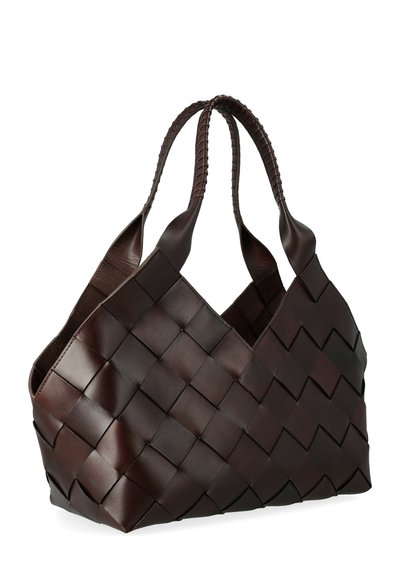 Borsa a mano in pelle marrone con trama intrecciata, dotata di due manici e motivo a rombi. Design con apertura superiore, senza componenti metallici visibili.