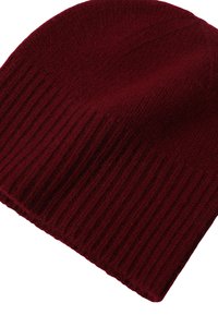 Burgundowa dziana czapka beanie z ryflowaną teksturą i miękkim wykończeniem, charakteryzująca się dopasowanym krojem i brakiem widocznych ozdób.