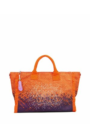 Borsa tote intrecciata arancione e viola con manici corti, bordi sfrangiati, motivo a pois bianchi e portachiavi viola attaccato.