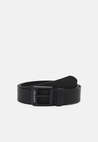 Ceinture en cuir noir avec une boucle en métal rectangulaire. Présente un logo et une finition lisse. Design droit avec des bords arrondis à l'extrémité.