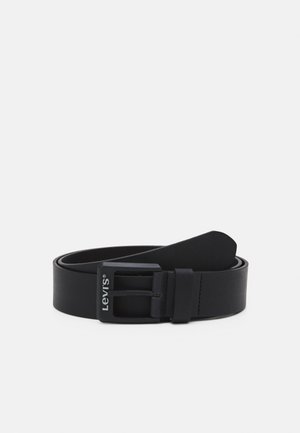 Ceinture en cuir noir avec une boucle en métal rectangulaire. Présente un logo et une finition lisse. Design droit avec des bords arrondis à l'extrémité.
