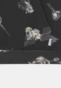 Tessuto nero con un dettagliato motivo di satelliti spaziali bianchi e dorati su uno sfondo stellato.