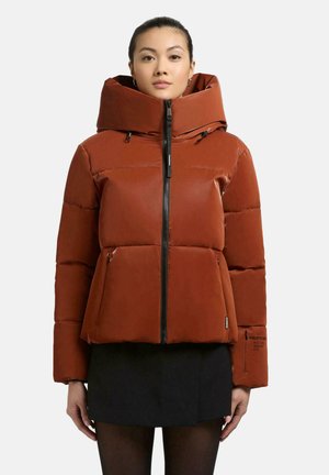 Giacca a vento rossa con colletto alto e chiusura a zip. Presenta tasche laterali e un design leggermente accorciato. Realizzata in un materiale liscio.