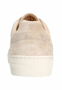 Sneaker in suede beige con un retro rialzato, una morbida fodera interna e suola in gomma bianca. Dettaglio logo impresso sul tallone.