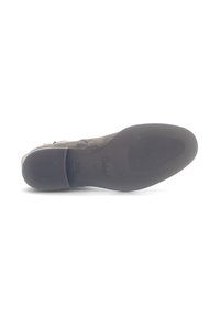 Nubuckle boot met een platte rubberen zool, met een spitse neus en minimale stiksels. De kleur is een gedempt grijs-bruin met textuuraccenten.