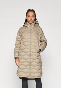 Beige pufferjas met een capuchon, voorzien van een geborduurd ontwerp, voorkant met rits en zijzakken. Gladde textuur en knielange snit.