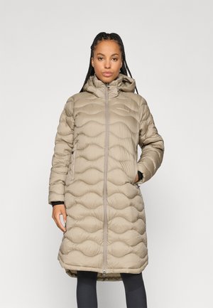 Beige pufferjas met een capuchon, voorzien van een geborduurd ontwerp, voorkant met rits en zijzakken. Gladde textuur en knielange snit.