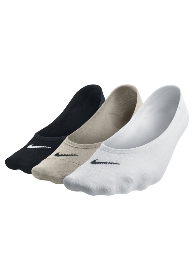 Drei Paare niedrig geschnittene Socken in Schwarz, Beige und Weiß mit einem schwarzen Nike Swoosh-Logo. Weicher, dehnbarer Stoff mit glatter Textur.