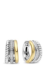 Zwei Creolen, die eine Mischung aus Silber- und Goldmetall aufweisen, wobei eine mit einem Seilstruktur-Design und die andere mit kleinen, klaren Steinen verziert ist.