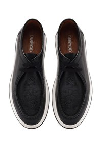 Scarpe in pelle nera con superficie texture, punta arrotondata e suola in gomma bianca. I lacci sono scuri, con il nome del marchio visibile in argento sulla soletta.