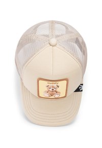 Gorra beige con un panel frontal suave, parte trasera de malla y un parche de oso cosido en la parte delantera. Presenta un botón en la parte superior redonda y una correa ajustable.