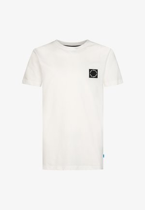 Hvid T-shirt med korte ærmer, rund halsudskæring og et lille sort firkantet logo på venstre bryst.