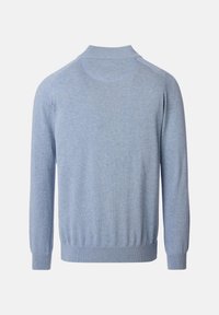 Ljusblå tröja i mjukt material, med ribbat krage och manschetter, har en figurnära midja och en slät yta. Enkel design utan mönster.