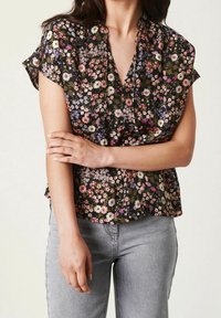 Zwarte bloemenblouse met korte mouwen, versierd met roze, witte en paarse bloemen op een donkere achtergrond. Lichtgewicht stof, ontspannen pasvorm.
