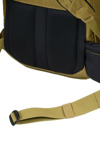 Khaki rugzak met gevoerde zwarte mesh rugsteun, verstelbare riemen en een brede nylonriem. Duurzame stofconstructie.