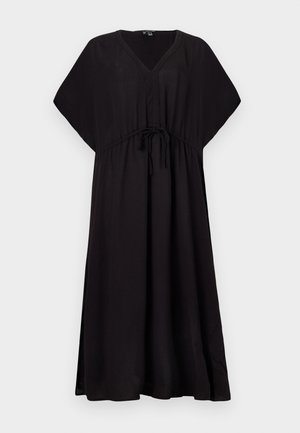 Crna midi haljina s V-izrezom, širokim kratkim rukavima i podesivim remenom u struku, izrađena od laganog materijala.