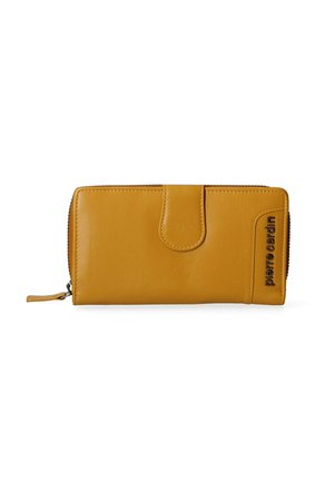 Portafoglio giallo in pelle con chiusura a zip e bottone a pressione. Presenta una texture liscia e un logo impresso sul fronte. Design compatto.