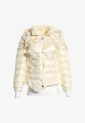 Cremefarbene Steppjacke mit Rüschen-Details, Frontreißverschluss, hohem Kragen und elastischen Bündchen auf einem teilweisen Schaufensterpuppe-Torso.