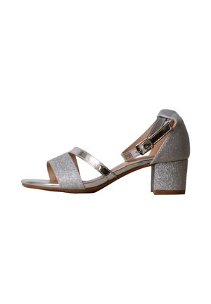 Sandalia plateada con glitter, puntera abierta, tacón grueso y correa ajustable en el tobillo, vista lateral sobre fondo blanco.