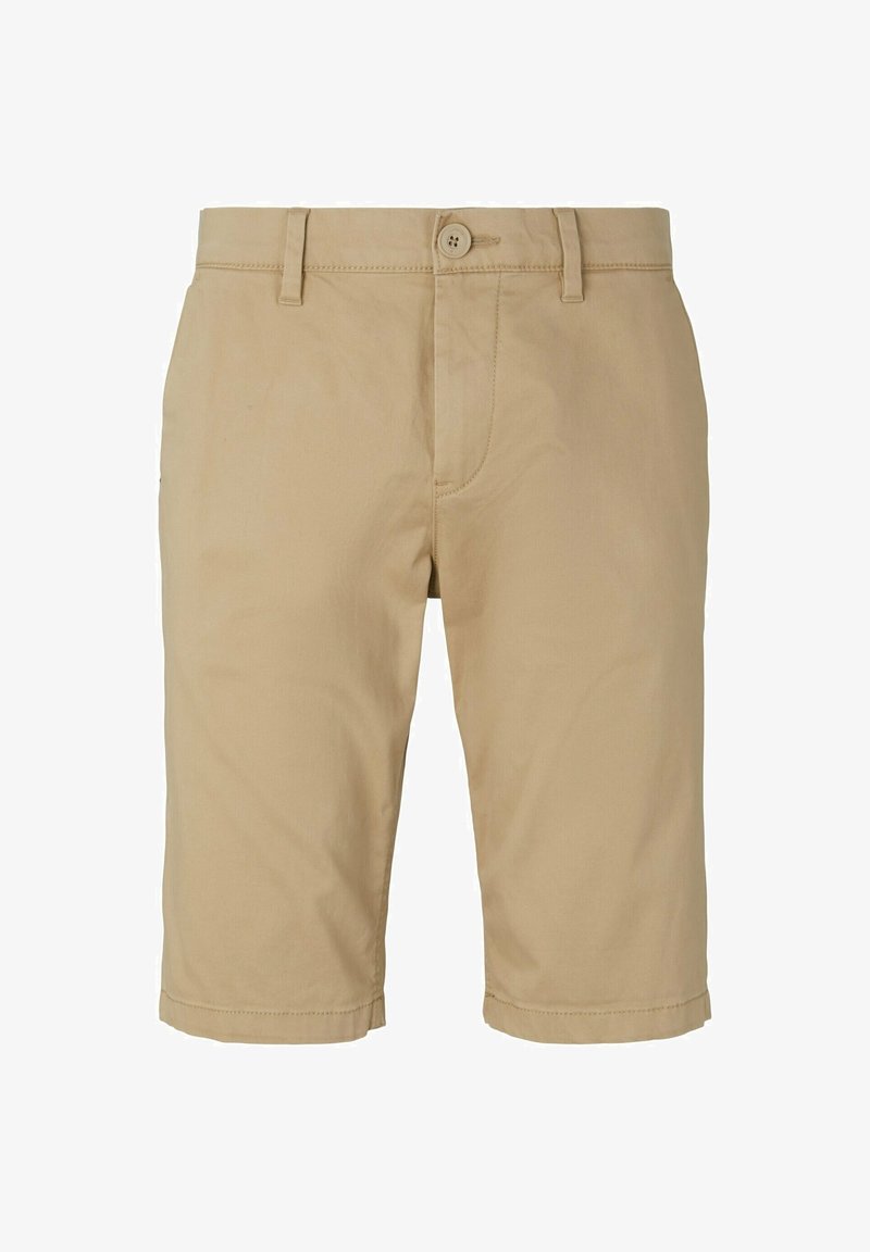 Shorts décontractés beiges longueur genoux avec passants de ceinture, fermeture à bouton et poches avant sur fond blanc.