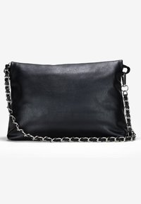 Borsa a mano in pelle nera con una texture morbida, forma rettangolare e tracolla in catena argento attaccata in due punti. Finitura liscia senza dettagli aggiuntivi.