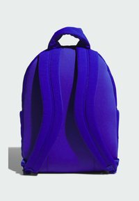 Mochila azul brillante vista desde atrás, con correas de hombro acolchadas y un asa superior, sobre un fondo blanco liso.