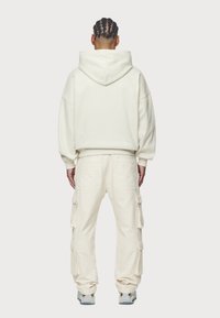 Pegador PRETO WIDE - Oldalzsebes nadrágok - dyed salty cream