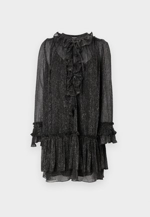 Juoda permatoma suknelė su raukiniais apykaklėje ir rankovėse, tekstūruota medžiaga su metalinėmis siūlėmis ir sluoksniuotas, praplatintas kraštas.