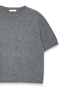 Pull court en tricot gris à manches courtes avec un col rond, une texture douce et une coupe décontractée, comportant des variations subtiles dans la couleur du tissu.
