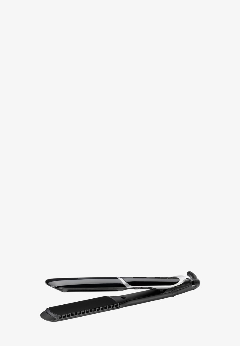 Mustasta ja hopeasta valmistettu keraaminen hiusten suoristaja, jossa on kaarevat reunat, avoimet levyt ja johto kiinnitetty kahvan päähän.