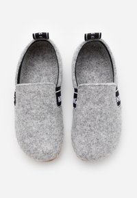 Pantofole grigie in feltro con accenti neri, caratterizzate da una forma arrotondata, una texture morbida e linguette per una facile calzata.