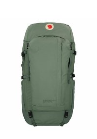 Zöld, téglalap alakú hátizsák, tartós anyagból készült. Állítható hevederekkel, csatokkal és egy kerek logóval rendelkezik a tetején.