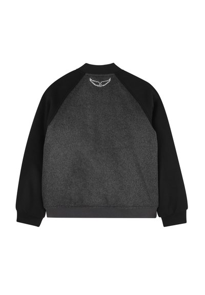 Zwarte en donkergrijze sweatshirt met een raglanmouwontwerp, voorzien van een gestructureerd lichaam en een klein geborduurd detail op de achterkant van de hals.