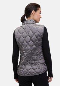 Grau gesteppte Weste aus glänzendem Material, mit hohem Kragen und ärmellosem Design. Verfügt über einen verstellbaren Saum und eine glatte Textur.