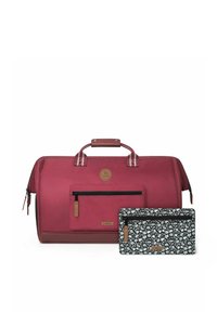 Sac de sport en tissu rouge avec une poche avant, des accents en cuir cousus et une pochette florale noire. Les deux présentent des fermetures à glissière et des logos de marque.